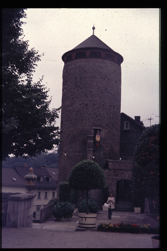 36.Weilburg jul 1975 Mama,Brigitte,Marion.JPG